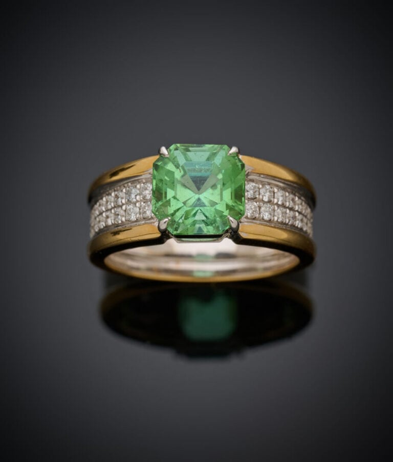 BAGUE en or jaune et or gris (750‰) serti d'une tourmaline verte octogonale tai…