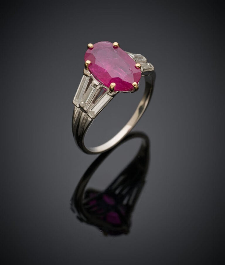 BAGUE en platine (950‰) serti d'un rubis ovale, épaulé de diamants taille bague…