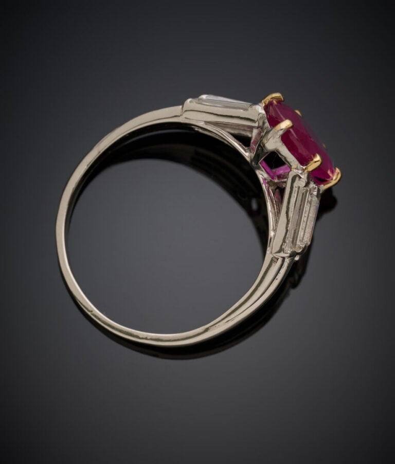 BAGUE en platine (950‰) serti d'un rubis ovale, épaulé de diamants taille bague…