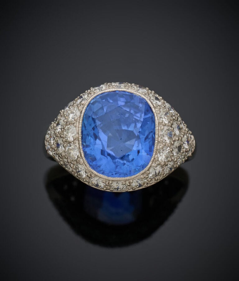 BAGUE en platine (950‰) serti d'un saphir coussin pesant 8 carats env., entouré…