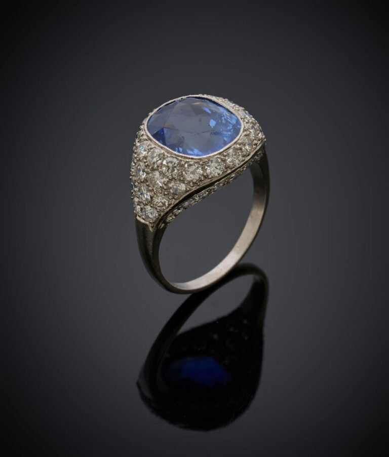 BAGUE en platine (950‰) serti d'un saphir coussin pesant 8 carats env., entouré…