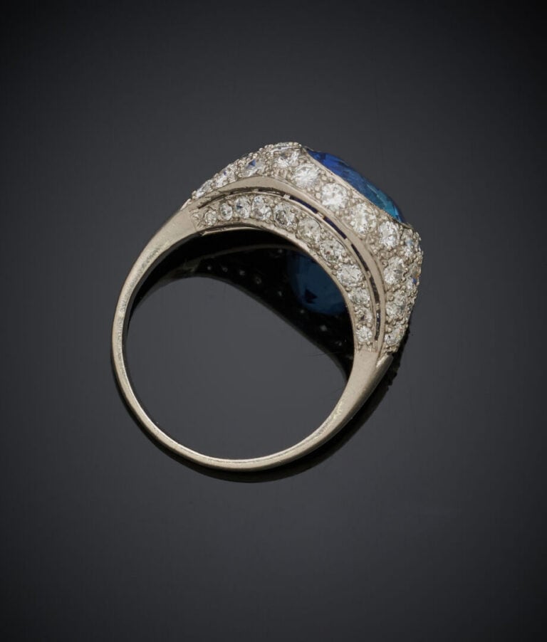 BAGUE en platine (950‰) serti d'un saphir coussin pesant 8 carats env., entouré…