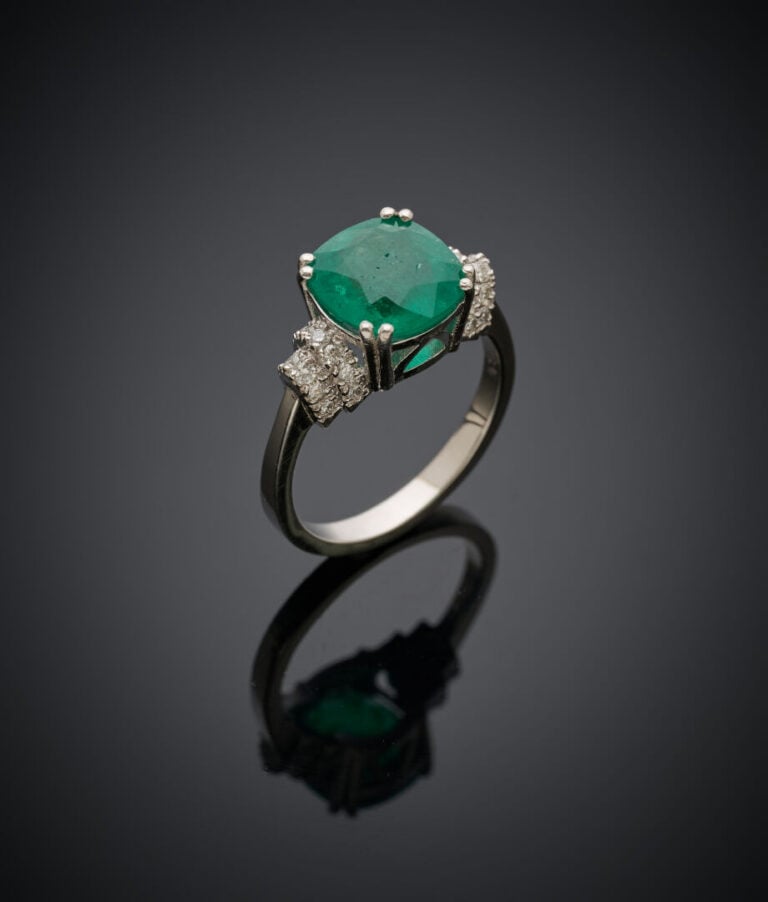 BAGUE en platine (950‰) serti d'une émeraude de forme coussin, pesant 3,20 cara…
