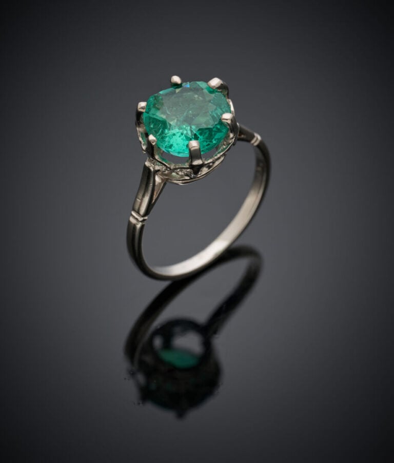 BAGUE en platine (950‰) serti d'une émeraude ronde (chocs). - Doigt : 53. Larg.…