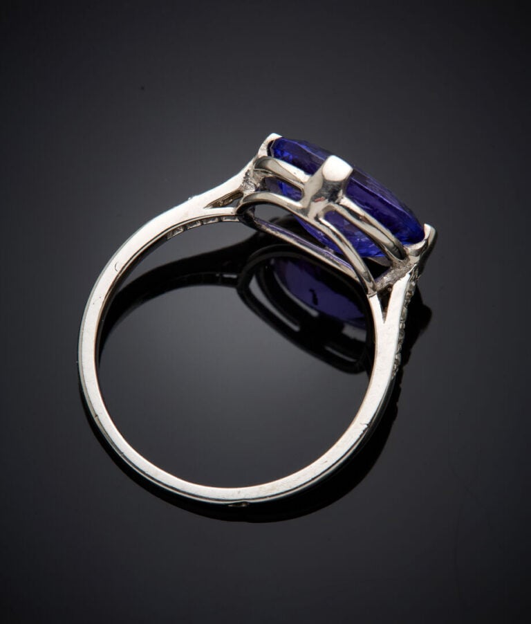 BAGUE en platine (950‰) serti d'une tanzanite ovale pesant 3,20 carats, épaulée…