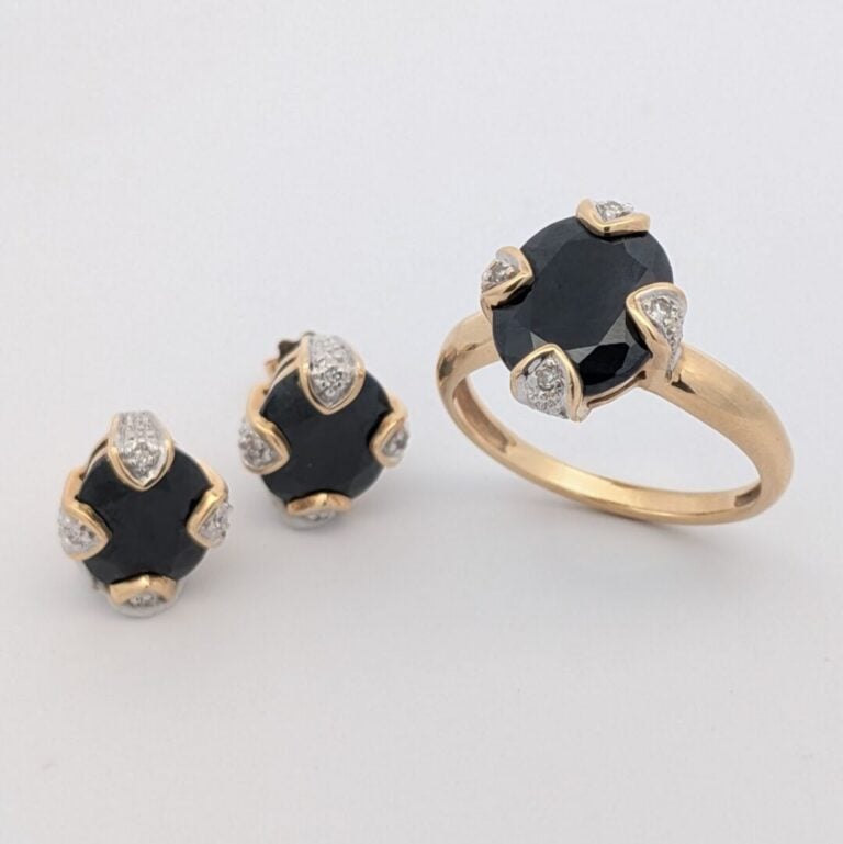 BAGUE et paire de CLOUS d'OREILLES en or jaune (750‰) serti de pierres noires o…