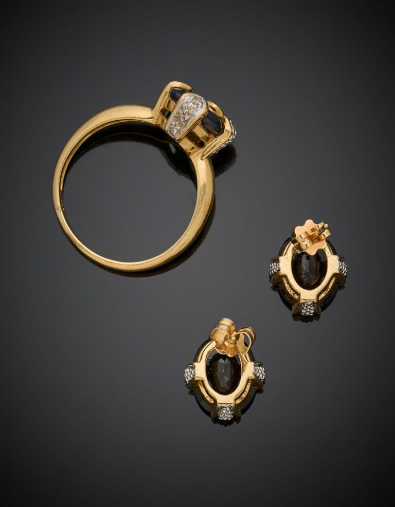BAGUE et paire de CLOUS d'OREILLES en or jaune (750‰) serti de pierres noires o…