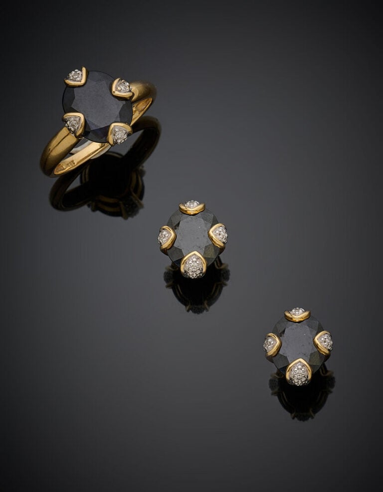 BAGUE et paire de CLOUS d'OREILLES en or jaune (750‰) serti de pierres noires o…