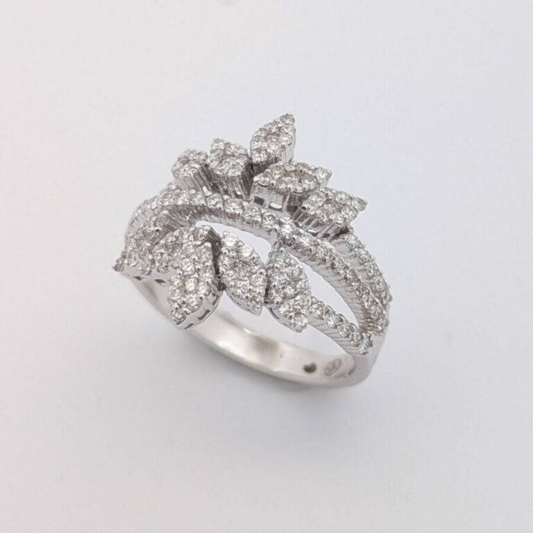 Bague "feuilles" en or blanc serti de brillants - Poids brut : 5.50 g