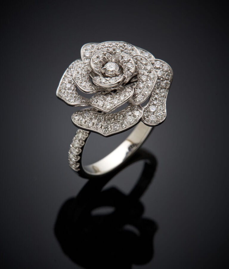 BAGUE "fleur" en or gris (750‰) ajouré, pavé et épaulé de diamants taille brill…