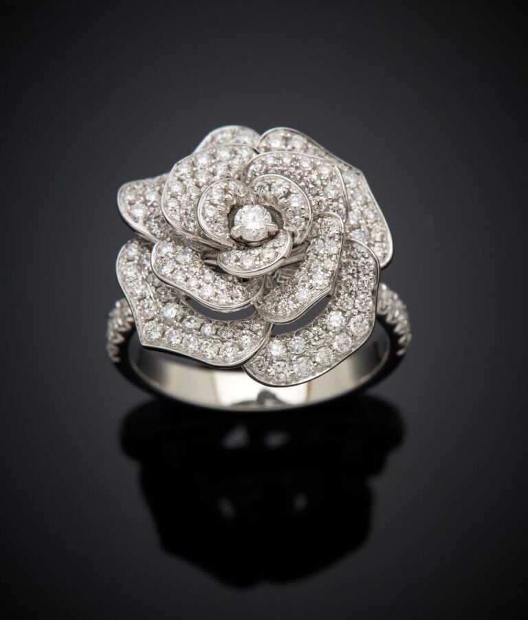 BAGUE "fleur" en or gris (750‰) ajouré, pavé et épaulé de diamants taille brill…