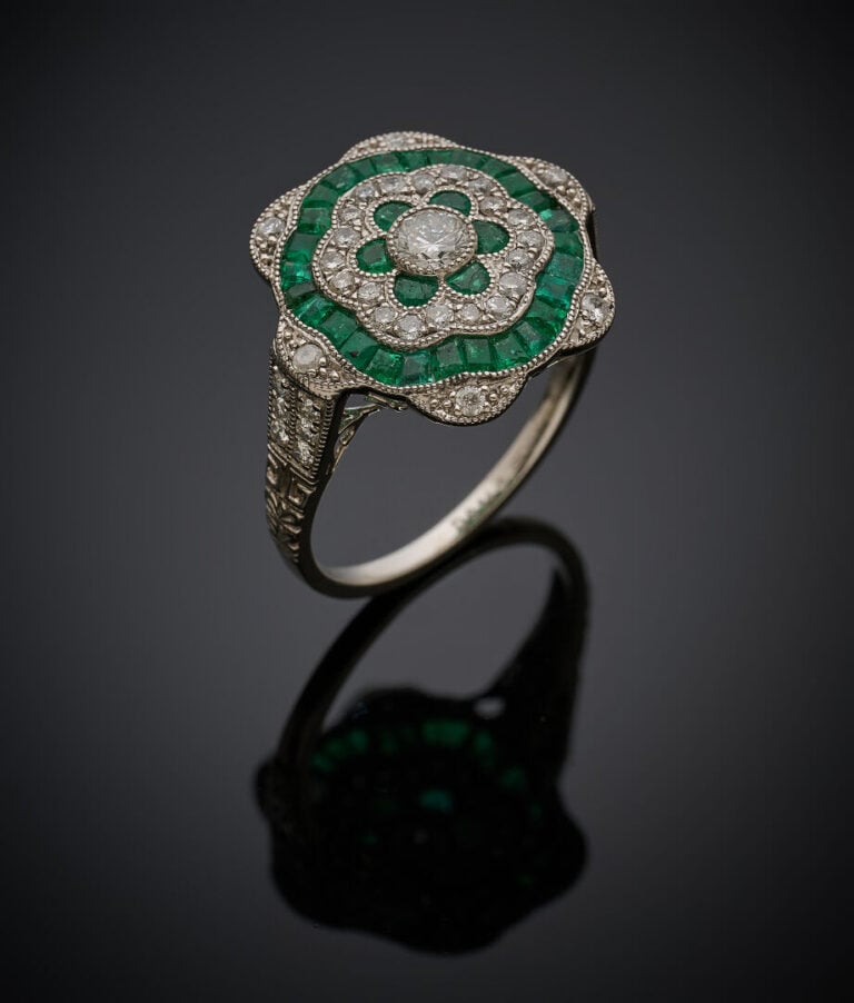 BAGUE "fleur" en platine (950‰) serti d'un diamant taille brillant, dans un tri…
