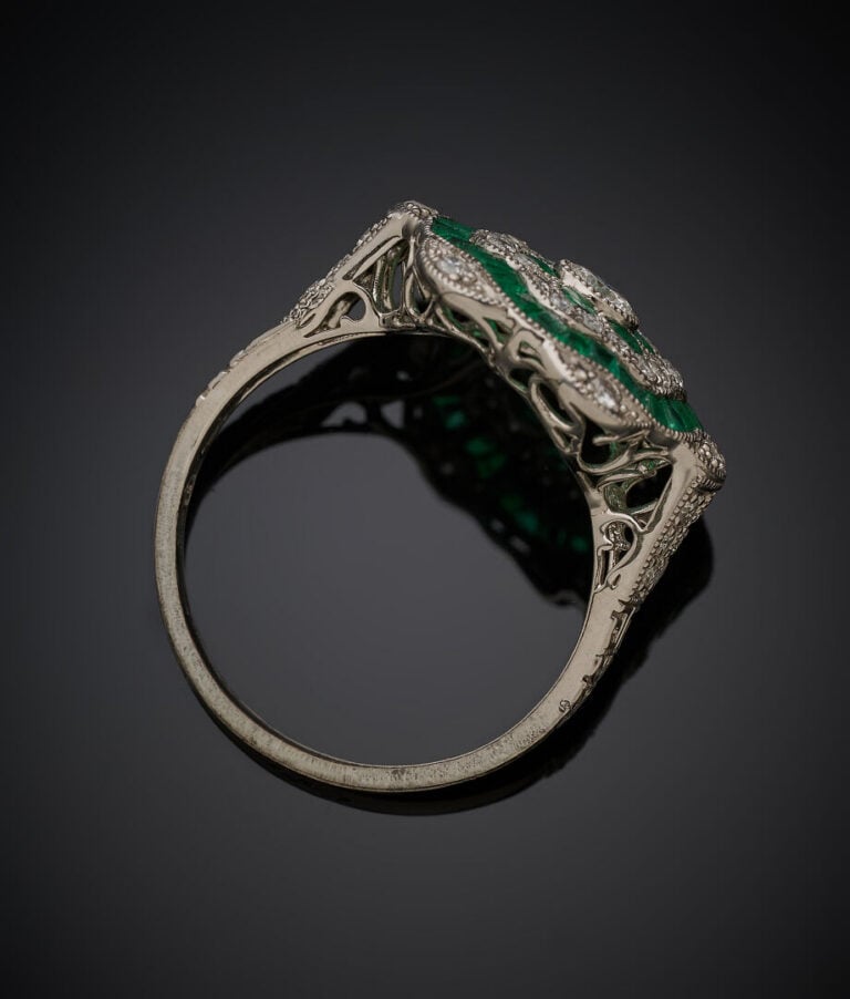 BAGUE "fleur" en platine (950‰) serti d'un diamant taille brillant, dans un tri…
