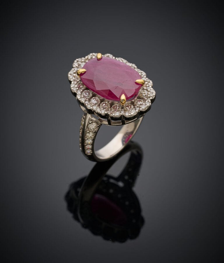BAGUE "fleur" en platine (9min. 800‰) serti d'un rubis ovale, entouré de diaman…