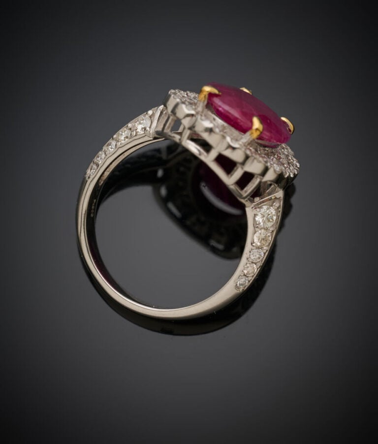 BAGUE "fleur" en platine (9min. 800‰) serti d'un rubis ovale, entouré de diaman…
