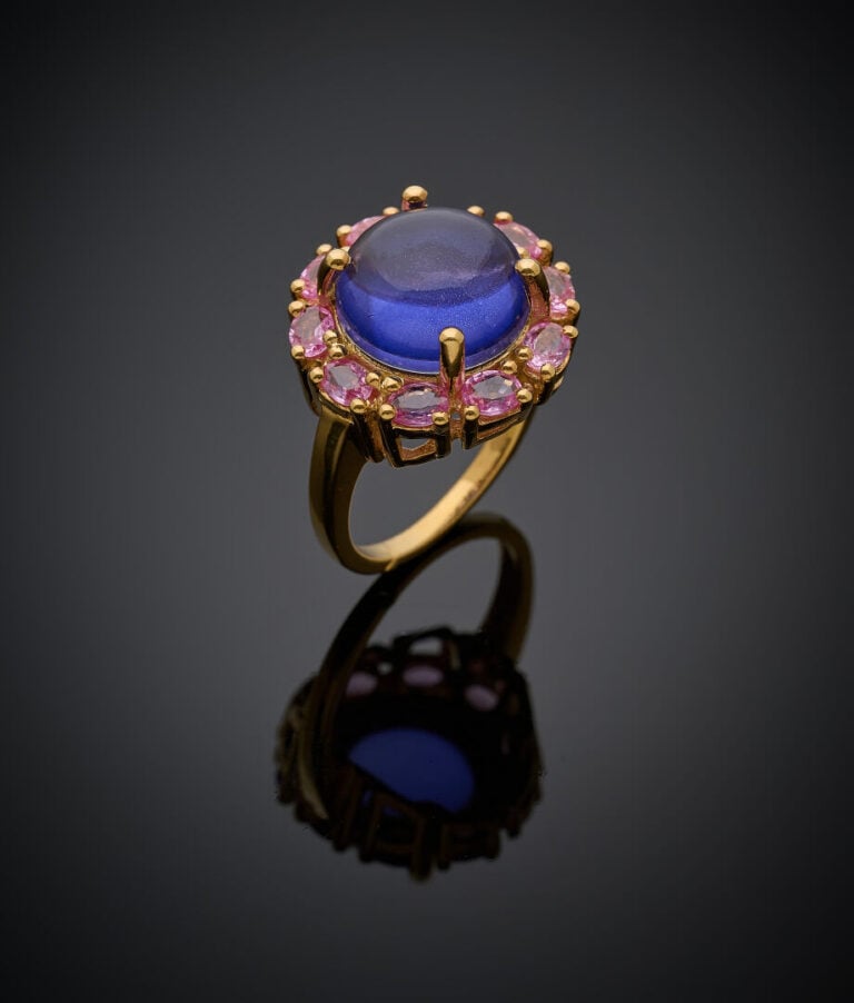 BAGUE "fleur" en vermeil (925‰) serti d'une tanzanite cabochon de forme ronde e…