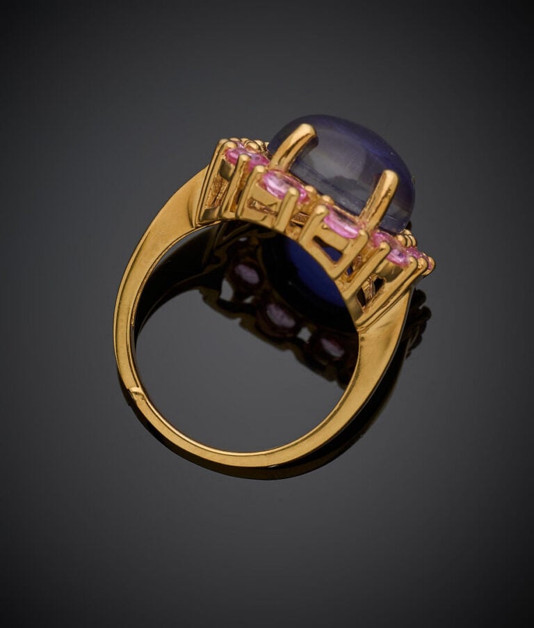 BAGUE "fleur" en vermeil (925‰) serti d'une tanzanite cabochon de forme ronde e…