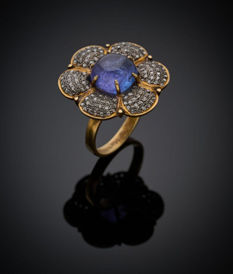 BAGUE « fleur » en vermeil et argent (925‰) centré d'une tanzanite cabochon de…