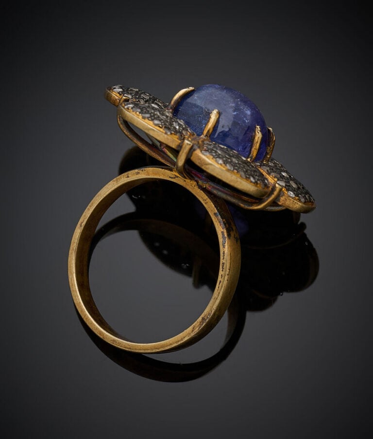 BAGUE « fleur » en vermeil et argent (925‰) centré d'une tanzanite cabochon de…