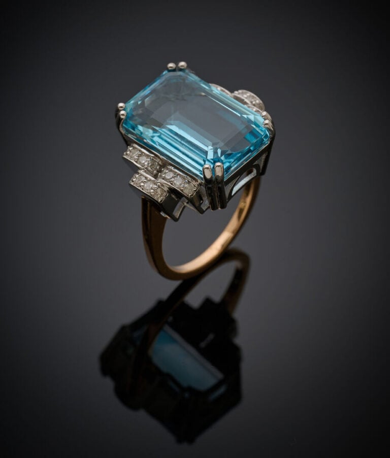 BAGUE géométrique en or jaune et or gris (750‰), serti d'une topaze bleue taill…