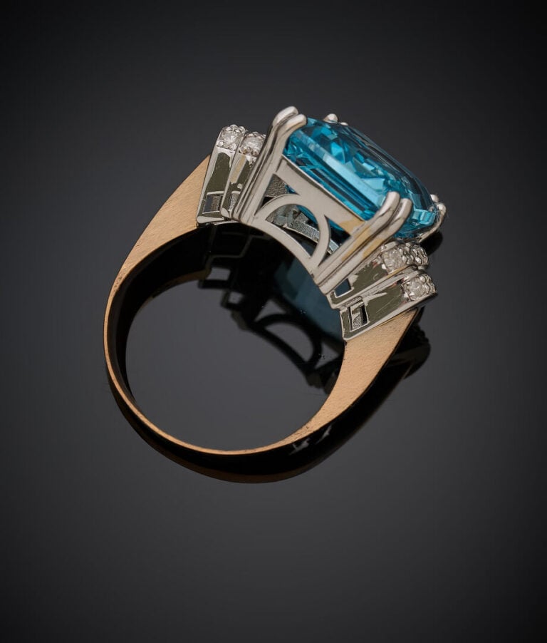 BAGUE géométrique en or jaune et or gris (750‰), serti d'une topaze bleue taill…