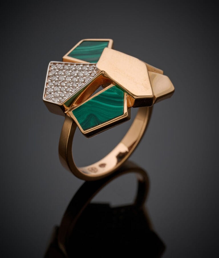 BAGUE "géométrique" en or rose (750‰) orné de plaques de malachite et pavé de d…