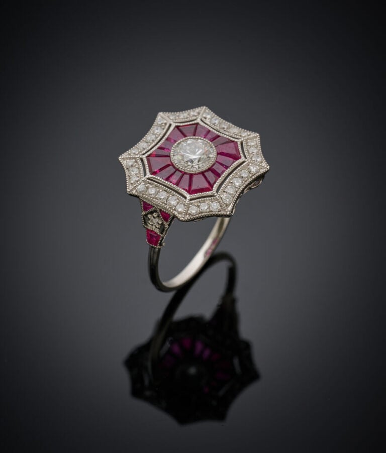 BAGUE géométrique en platine (950‰) serti d'un diamant taille brillant entouré…