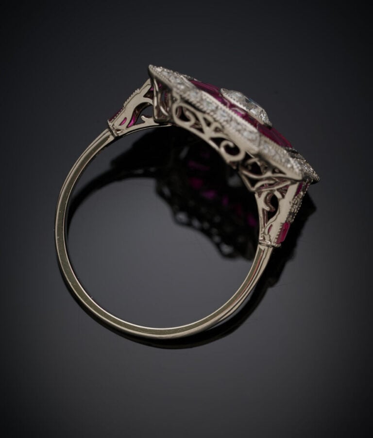 BAGUE géométrique en platine (950‰) serti d'un diamant taille brillant entouré…