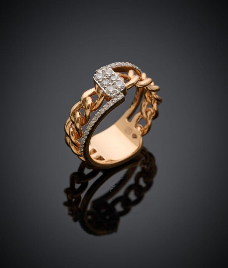 BAGUE "gourmette" en or rose (750‰) ajouré, serti de diamants taille brillant.…