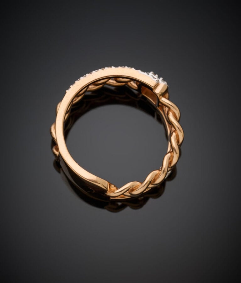 BAGUE "gourmette" en or rose (750‰) ajouré, serti de diamants taille brillant.…