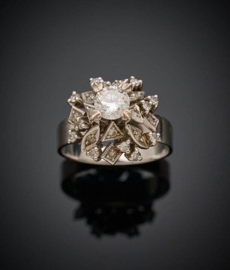 BAGUE haute en or gris (750‰) serti de diamants taille brillant et 8/8. - Doigt…