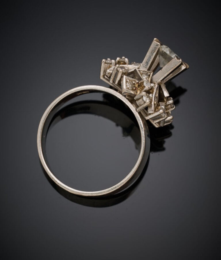 BAGUE haute en or gris (750‰) serti de diamants taille brillant et 8/8. - Doigt…