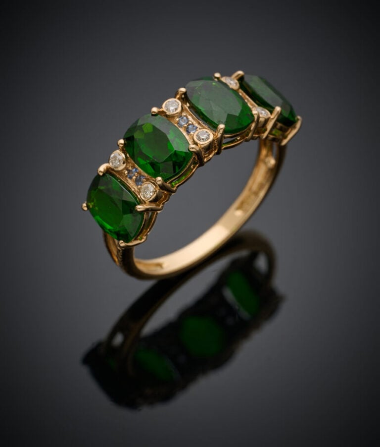 BAGUE "jarretière" en or jaune (375‰) 9 carats serti de quatre diopsides ovales…