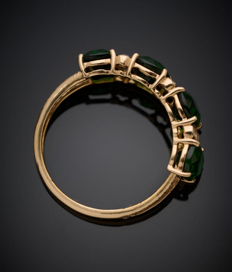 BAGUE "jarretière" en or jaune (375‰) 9 carats serti de quatre diopsides ovales…