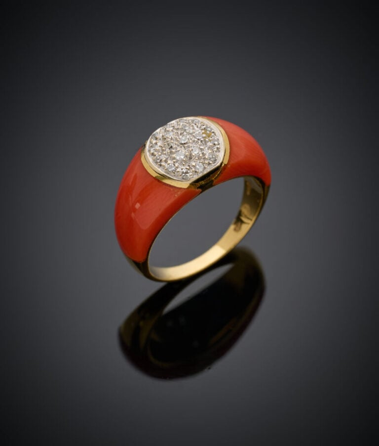 BAGUE jonc en or jaune (750‰) orné de corail et pavé de diamants taille brillan…