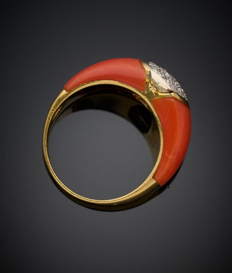 BAGUE jonc en or jaune (750‰) orné de corail et pavé de diamants taille brillan…