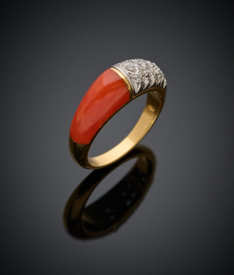 BAGUE jonc en or jaune et or gris (750‰) orné de corail et pavé de diamants tai…