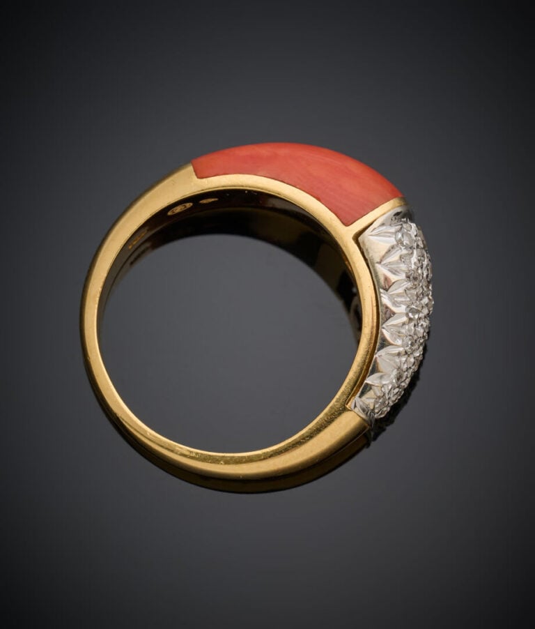 BAGUE jonc en or jaune et or gris (750‰) orné de corail et pavé de diamants tai…