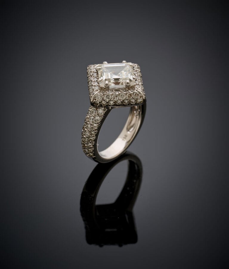 BAGUE "losange" en or gris (750‰) serti d'un diamant carré taillé à degrés, ent…