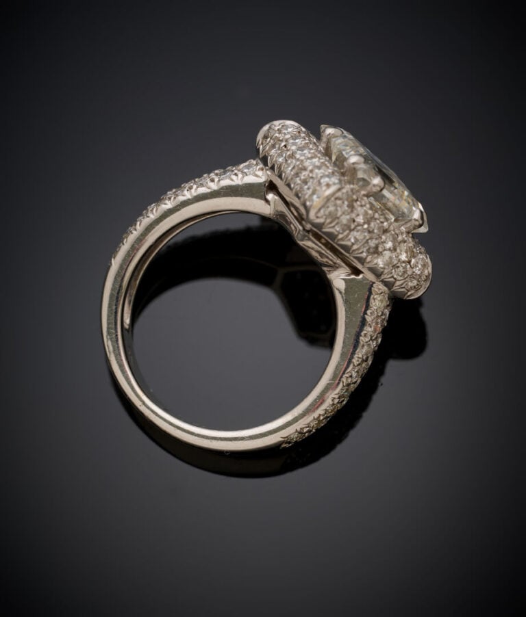BAGUE "losange" en or gris (750‰) serti d'un diamant carré taillé à degrés, ent…