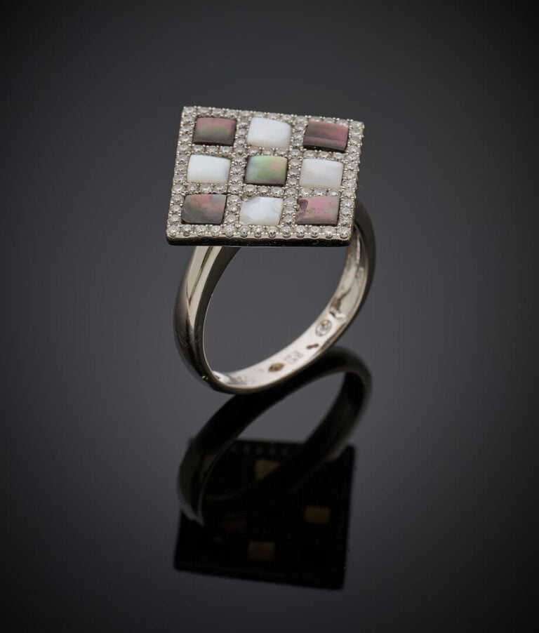 BAGUE losangique en or gris (750‰) orné de nacre blanche et grise alternée de d…