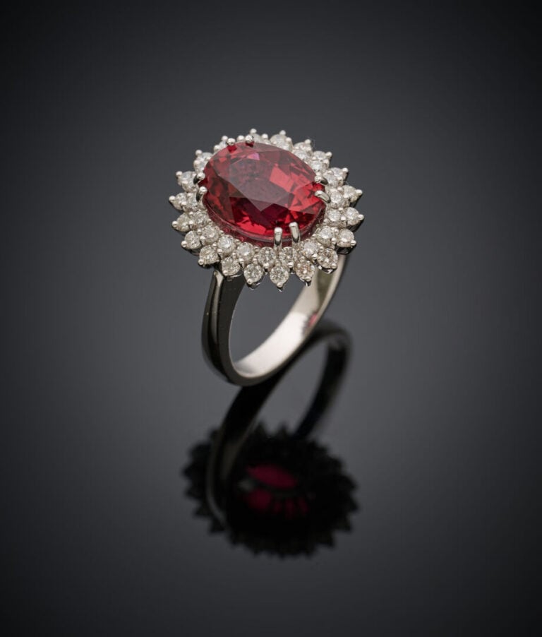 BAGUE "marguerite" en or gris (750‰) serti d'une tourmaline rose de forme ovale…