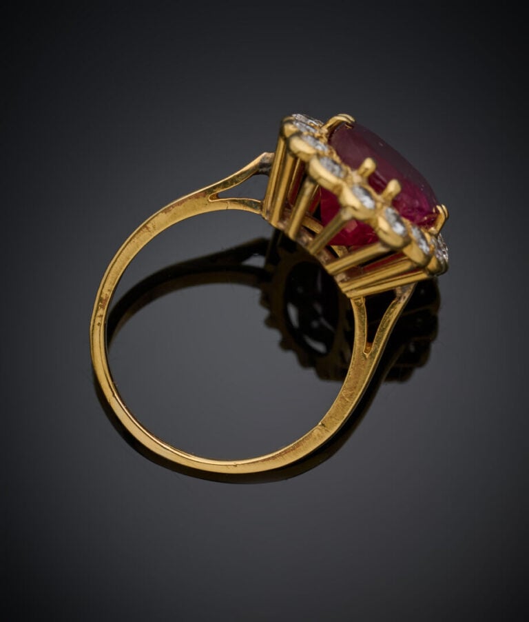 BAGUE "marguerite" en or jaune (750‰) serti d'un rubis ovale, entouré de diaman…
