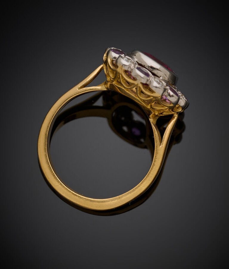 BAGUE "marguerite" en or jaune et or gris (750‰) serti d'un grenat rhodolite de…