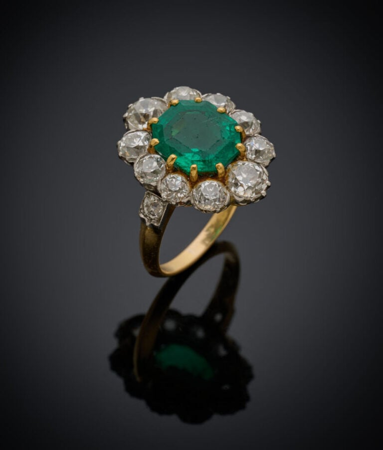 BAGUE "marguerite" en or jaune et or gris (750‰) serti d'une émeraude taillée à…