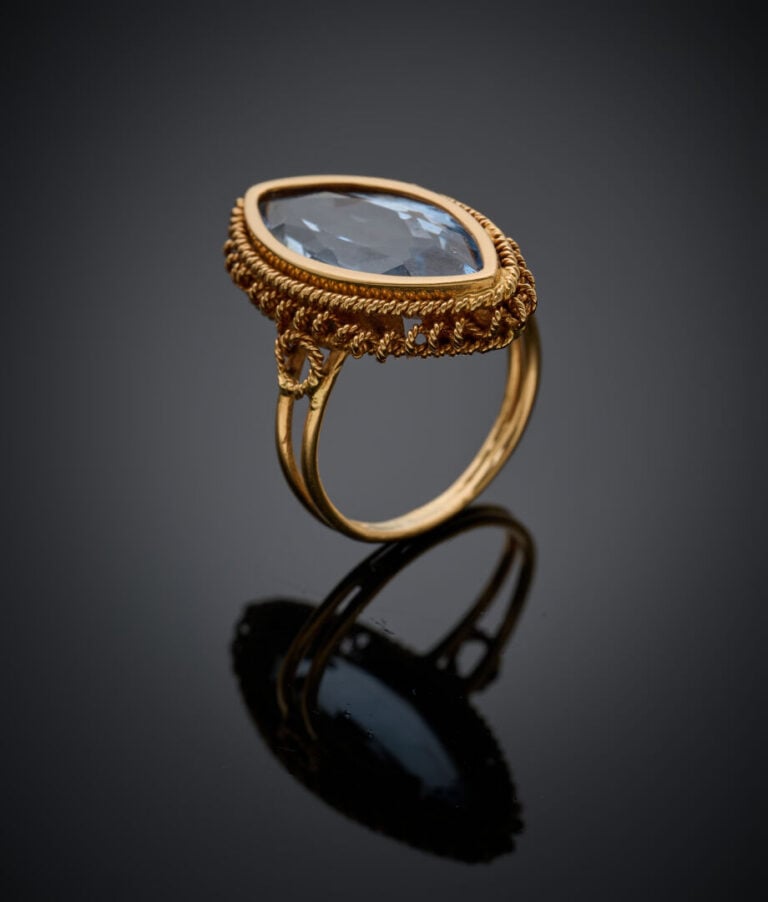 BAGUE "marquise" en or jaune (750‰) serti d'une pierre bleue taille navette. -…