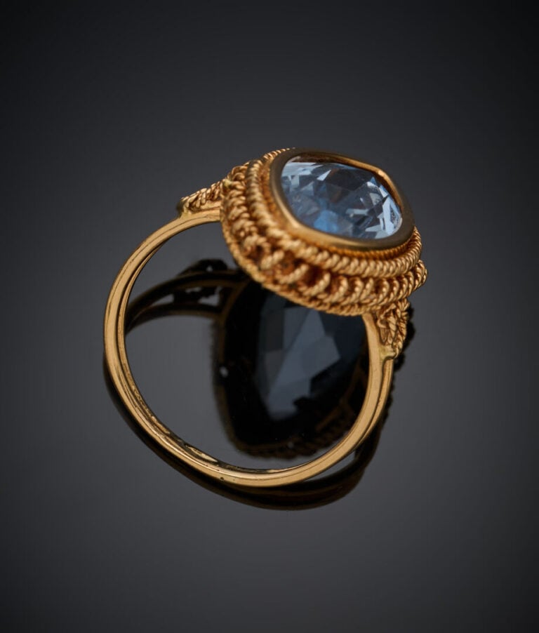 BAGUE "marquise" en or jaune (750‰) serti d'une pierre bleue taille navette. -…