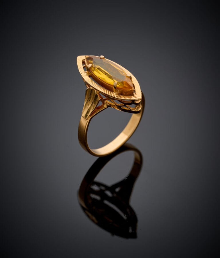 BAGUE "marquise" en or jaune (750‰) serti d'une pierre jaune taille navette. -…
