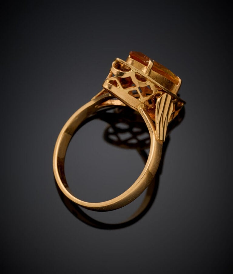 BAGUE "marquise" en or jaune (750‰) serti d'une pierre jaune taille navette. -…