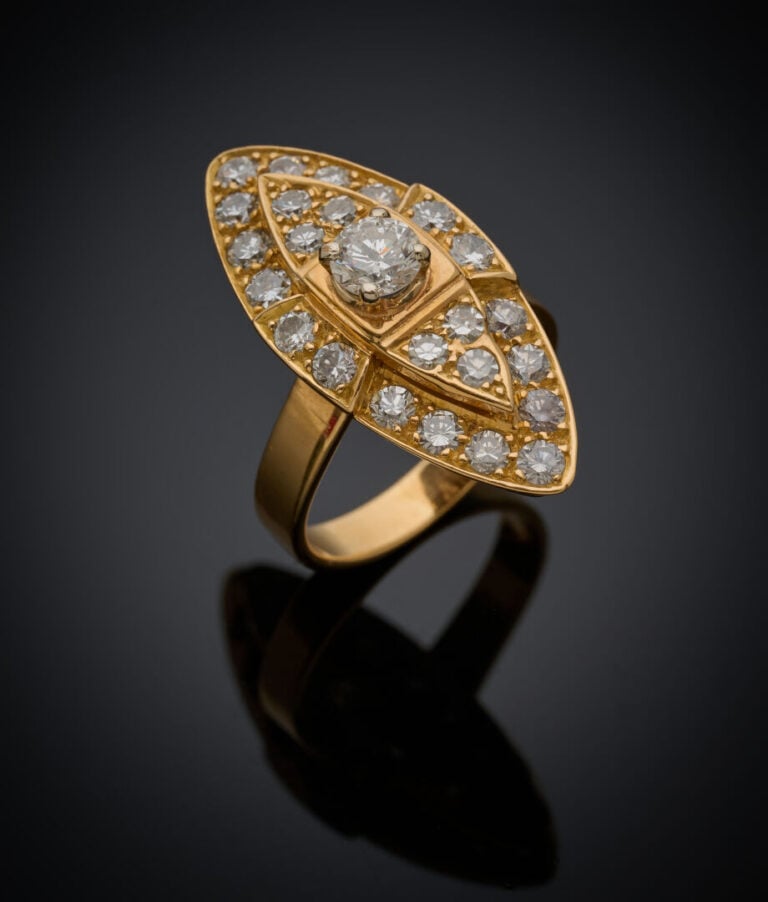 BAGUE "marquise" en or jaune (750‰) serti de diamants taille brillant et 8/8, d…